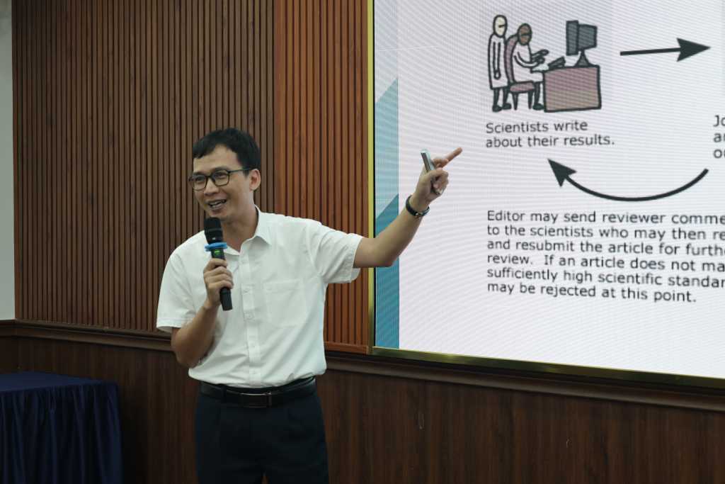 GS.TS. Phan Bách Thắng nêu ra quy trình phản biện khoa học (The peer review process) - Ảnh: MINH KHÔI