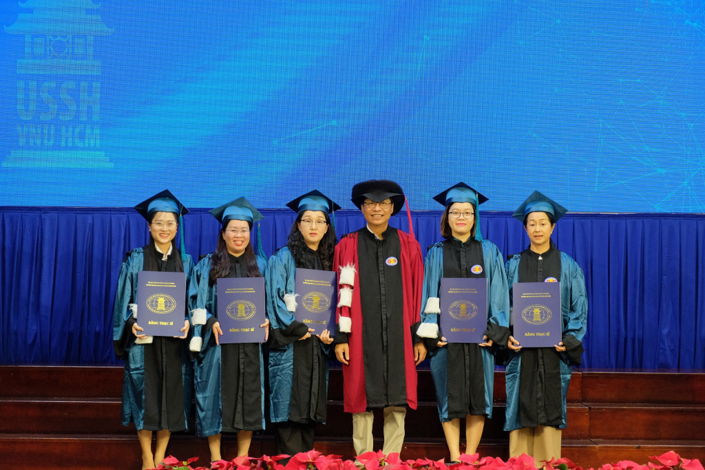 TS. Huỳnh Ngọc Thu trao bằng tốt nghiệp cho các tân Thạc sĩ ngành Việt Nam học - Ảnh: Huyền Linh