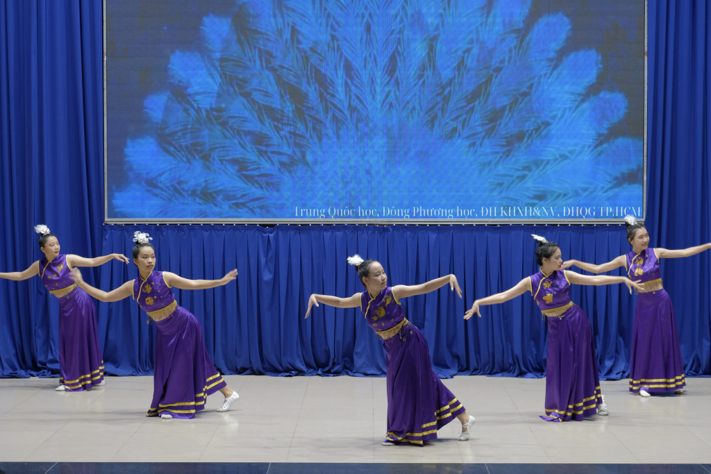 Tiết mục “Moonlight dance” đến từ các sinh viên Trung Quốc học - Ảnh: Phương Khanh 