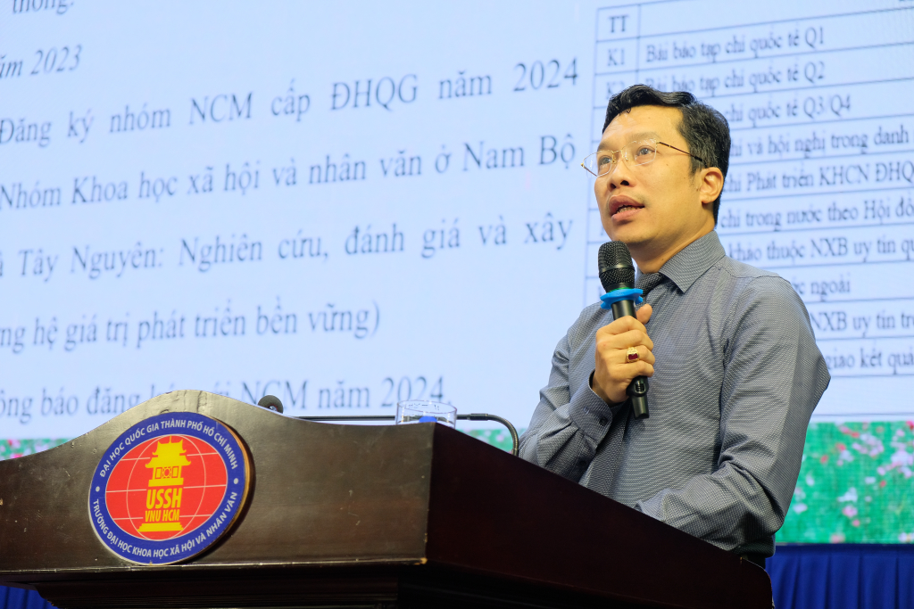 Đồng chí Lê Hoàng Dũng đã báo cáo sơ kết, đánh giá kết quả 02 năm thực hiện Nghị quyết số 41-NQ/ĐU và Nghị quyết số 43-NQ/ĐU - Ảnh: Huyền Linh