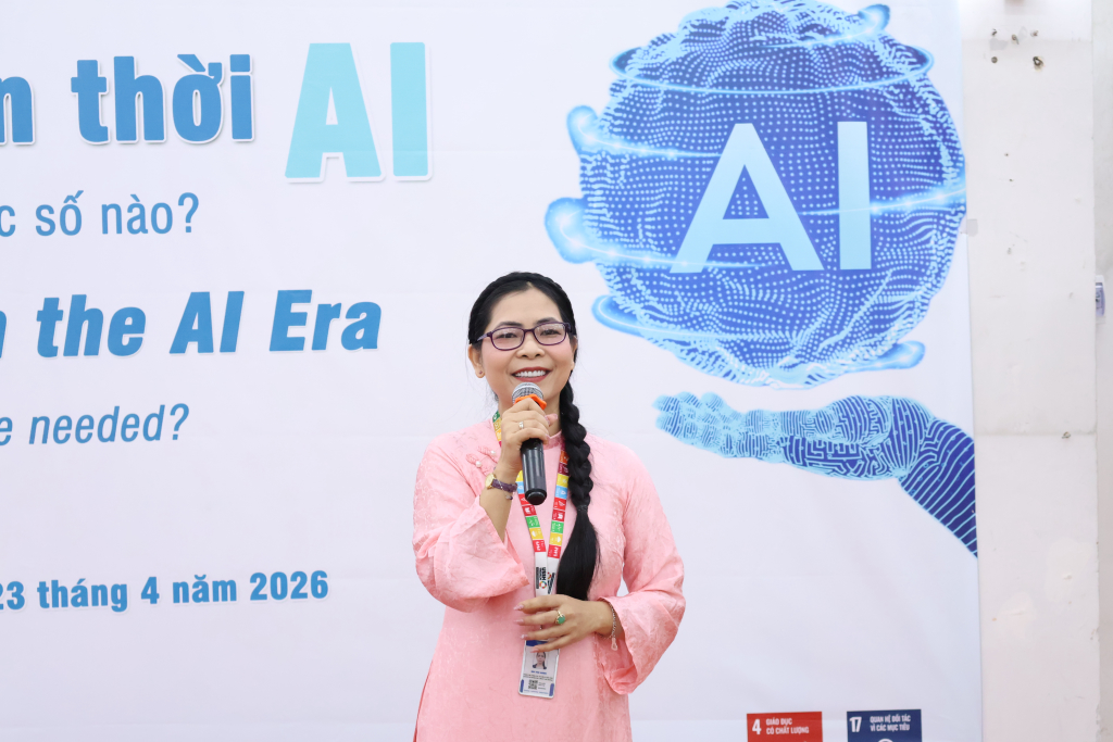 TS. Bùi Thu Hằng trực tiếp lắng nghe và giải đáp các thắc mắc của sinh viên - Ảnh: THANH KHUÊ