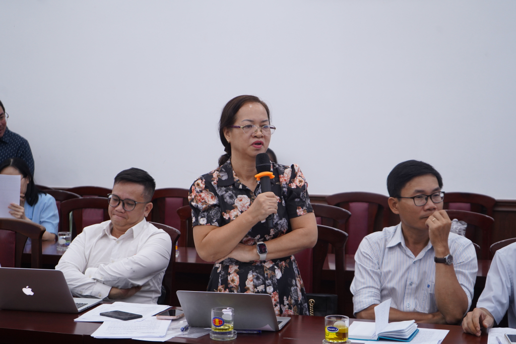 TS. Nguyễn Thị Hồng Vân - giảng viên khoa Quan hệ quốc tế - đặt câu hỏi cho ThS. Nguyễn Hữu Tuyền - Ảnh: Phạm Trí 