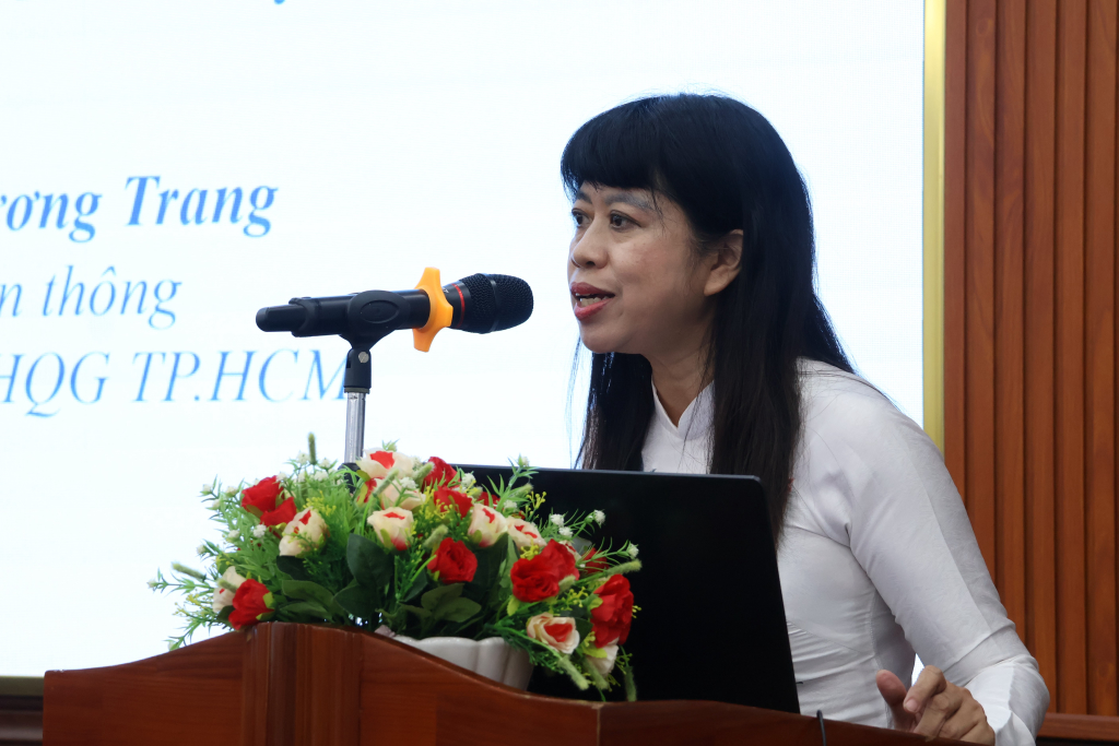 PGS.TS Nguyễn Thị Phương Trang trình bày về đặc điểm ngôn ngữ của báo Việt Nam Độc Lập, làm nổi bật phong cách truyền thông đặc trưng của báo chí cách mạng thời kỳ đầu  - Ảnh: QUỲNH NHƯ