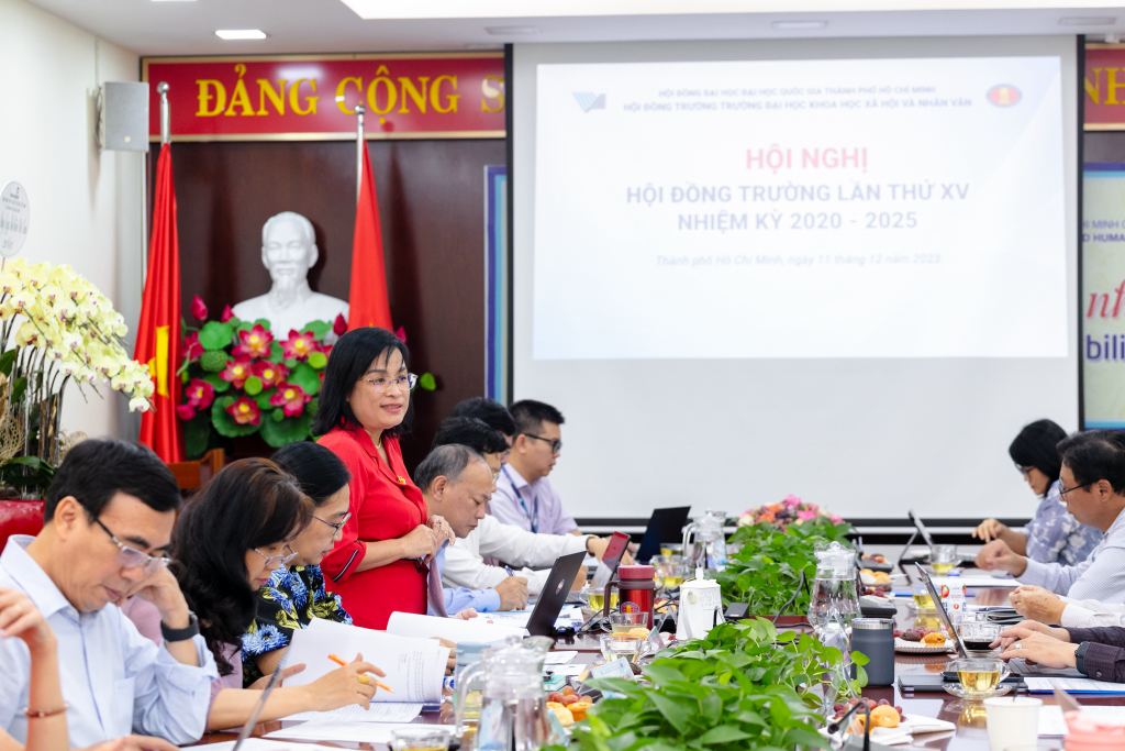 PGS.TS. Ngô Thị Phương Lan chỉ ra vai trò của Nhà trường trong bối cảnh hội nhập ngày nay - Ảnh: Lý Nguyên