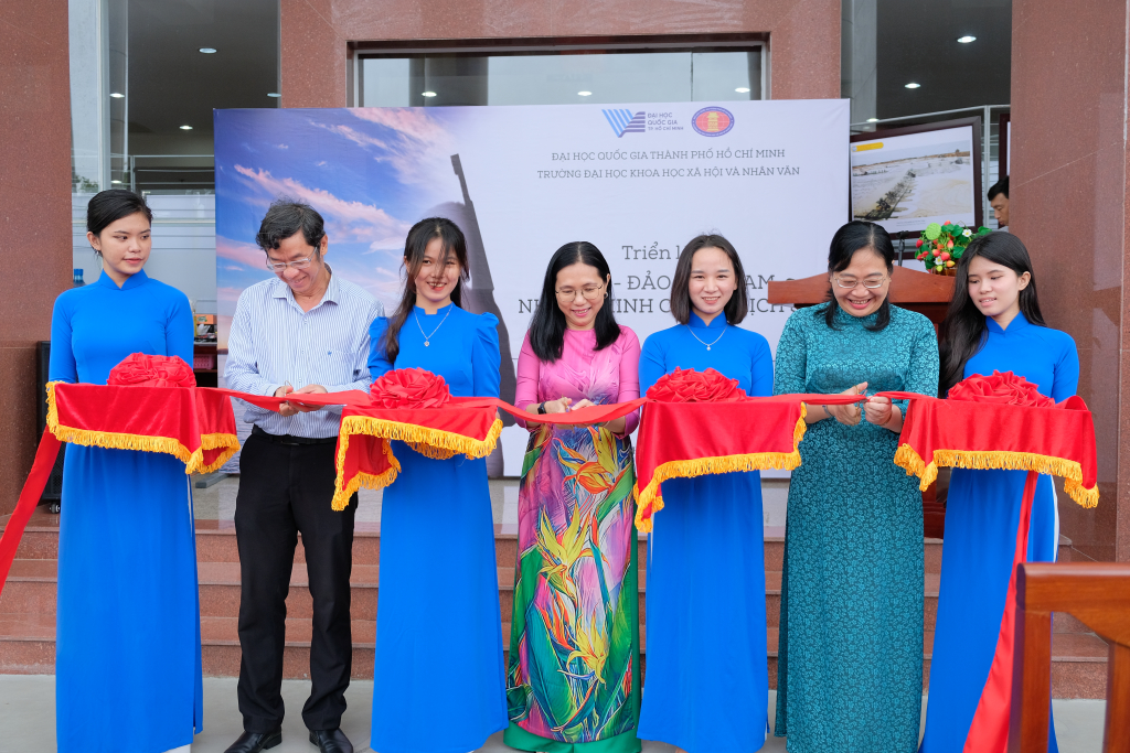 Đại biểu cắt băng khai mạc triển lãm - Ảnh: Huyền Linh 