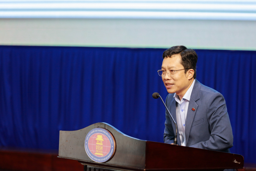 TS. Lê Hoàng Dũng bày tỏ sự cảm xúc với những bức ảnh ông đã ghi lại - Ảnh: Lý Nguyên