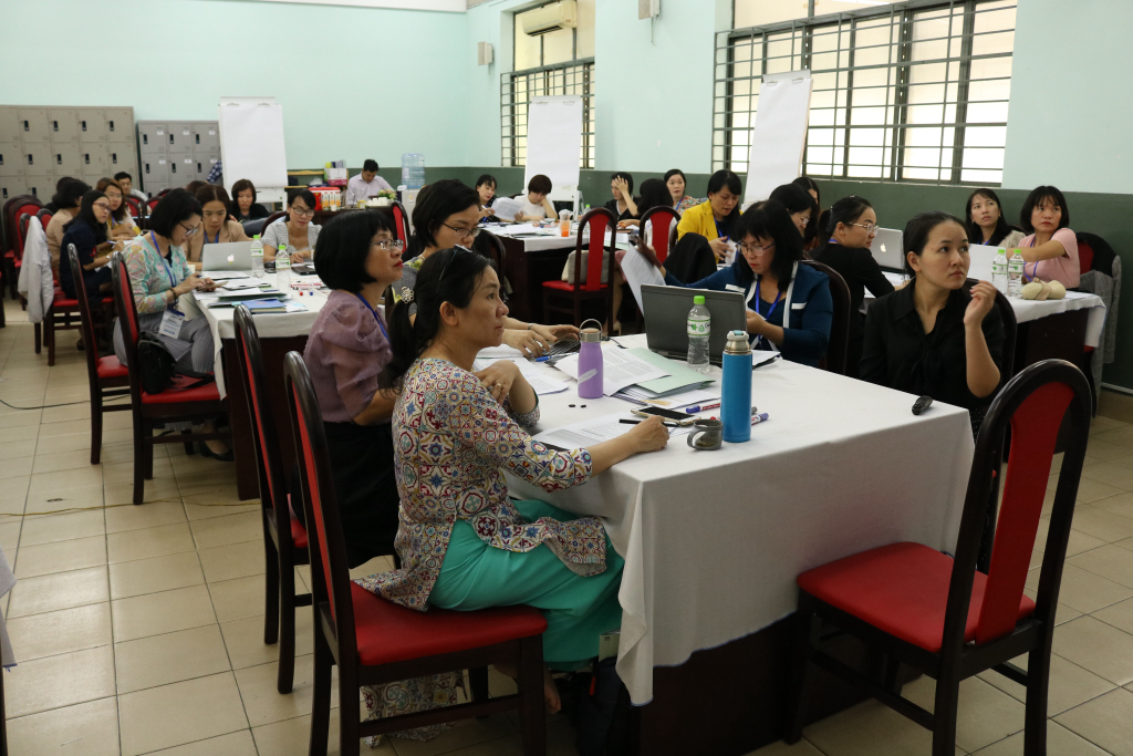 Hơn 20 lãnh đạo nữ tham gia Hội thảo đều được chia nhóm một cách ngẫu nhiên. Ảnh: Trần Đào