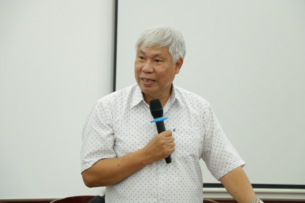 PGS.TS Nguyễn Tiến Lực - khoa Nhật Bản học - kể lại hành trình của mình tại Trường - Ảnh: Mỹ Hân