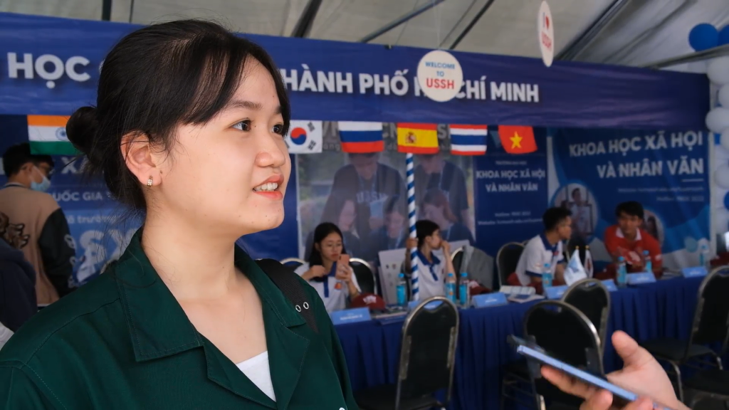 Bạn Huỳnh Phương Nghi bày tỏ cảm xúc của mình sau khi được ban tư vấn chia sẻ về chuyện ngành nghề - Ảnh: Hương Mỹ
