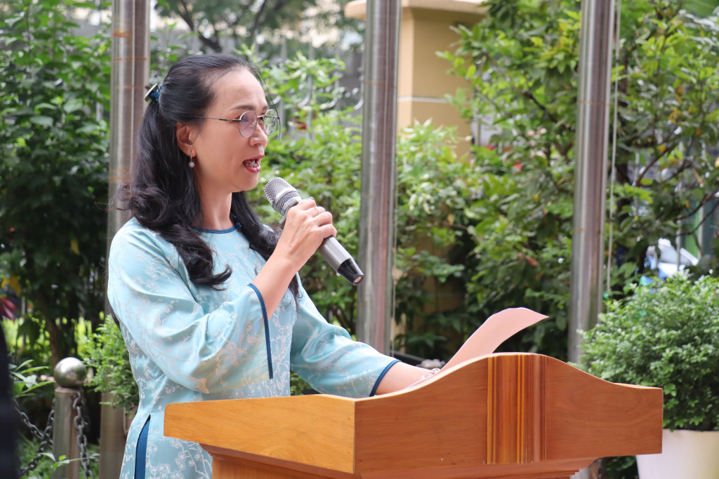 TS. Trần Thị Thảo dẫn chứng việc người trẻ lan tỏa các sản phẩm văn hóa, nghệ thuật mang đề tài lịch sử, dân tộc - Ảnh: MỸ HƯỜNG