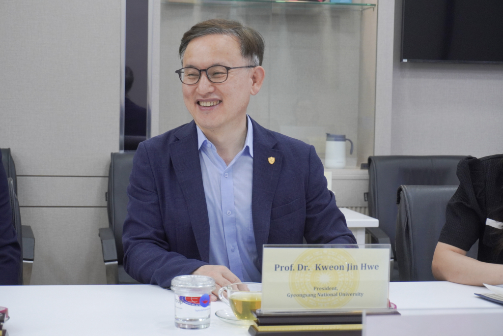 GS.TS. Kweon Jin Hwe chia sẻ những trải nghiệm đáng nhớ với sinh viên Việt Nam trong quá trình công tác - Ảnh: QUỲNH NHƯ