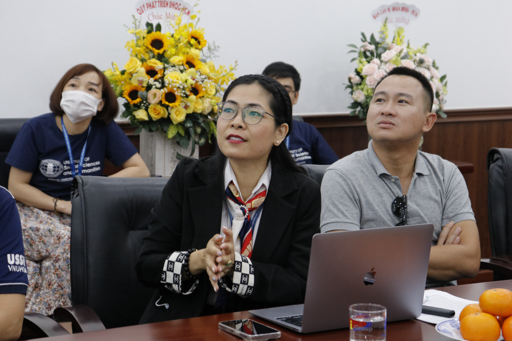 ThS. Bùi Thu Hằng giới thiệu về các ứng dụng công nghệ của thư viện Trường Nhân Văn - Ảnh: Tuyết Hồng 