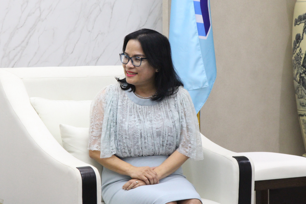 GS.TS Ngô Thị Phương Lan nhận định tính cần thiết của việc đẩy mạnh đào tạo nguồn nhân lực có năng lực hội nhập, đặc biệt là về tiếng Anh và tiếng Trung - Ảnh: NGUYỆT NGÂN
