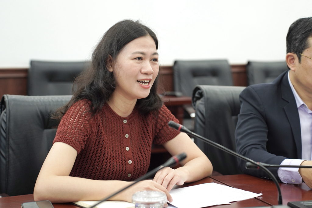 TS. Hoàng Thị Trang trao đổi các vấn đề liên quan đến chỉ tiêu tuyển sinh cho dự án năm nay - Ảnh: HẠNH NGUYÊN