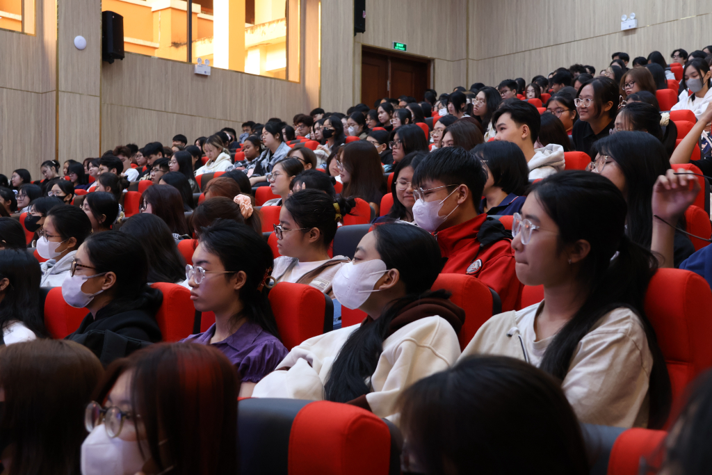 Các bạn tân sinh viên lắng nghe sinh hoạt Chuyên đề 1 - Ảnh: CLB TRUYỀN THÔNG INFO PLUS