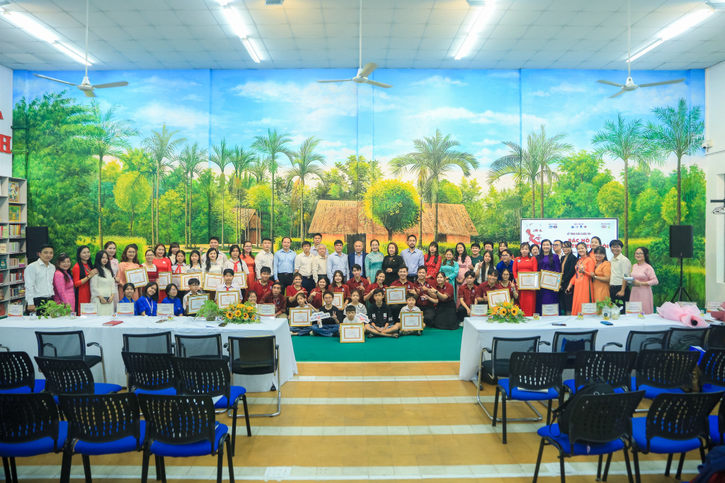 Đại biểu và các thí sinh tham gia Cuộc thi "Bác hồ trong trái tim tôi" lần 3 - Năm 2024