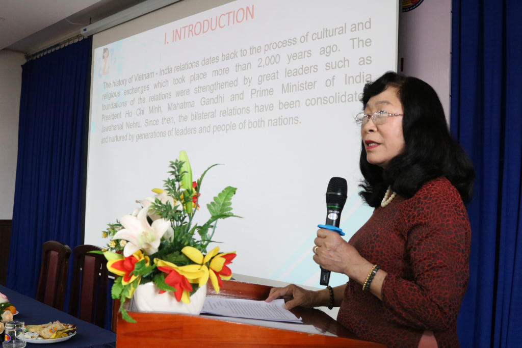 PGS.TS. Huỳnh Thị Gấm - Phó Chủ tịch Hội đồng Khoa học Viện Khoa học nghiên cứu Nhân tài Nhân lực, Học viện Chính trị khu vực II, Học viện Chính trị Quốc gia Hồ chí Minh với báo cáo “Tiếp tục tăng cường hợp tác trên lĩnh vực giáo dục giữa Việt Nam và Ấn Độ” - Ảnh: Phương Khanh 