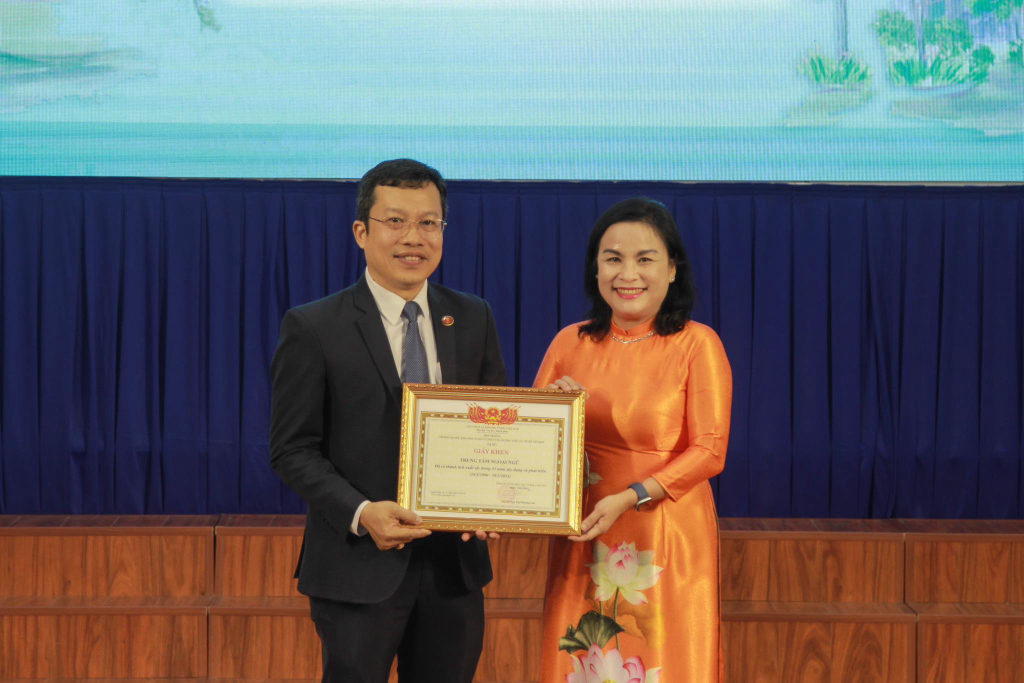 GS. TS Ngô Thị Phương Lan, Hiệu trưởng Nhà trường trao giấy khen cho tập thể Trung tâm Ngoại ngữ nhân dịp kỷ niệm 35 năm thành lập