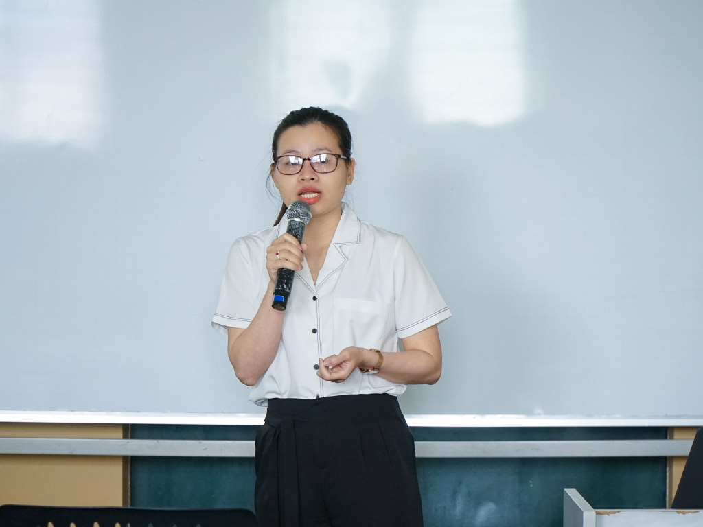 HVCH Nguyễn Thị Thu Hương báo cáo về “Đánh giá năng lực số của nhân viên thư viện tại các trường đại học tại thành phố Hồ Chí Minh” (ảnh: Thanh Tiến) 