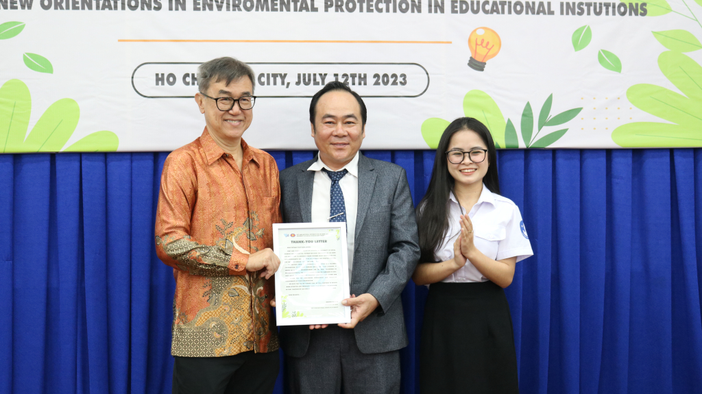 Đồng chí Nguyễn Thị Uyên đại diện Hội Sinh viên Trường trao thư cảm ơn cho các khách mời - Ảnh: Hoàng Phương