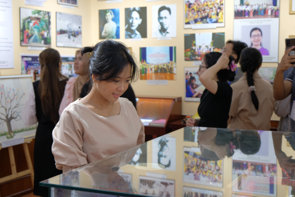 Sinh viên Nabila Putri Siswandini thích thú khi tham quan Phòng Truyền thống và Bảo tàng Lịch sử - Văn hóa - Ảnh: Phương Khanh 