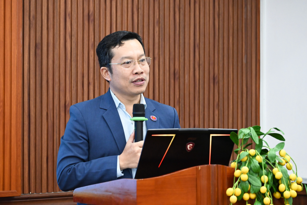 TS. Lê Hoàng Dũng khẳng định tọa đàm là bước khởi đầu quan trọng cho việc thúc đẩy ứng dụng công nghệ thông tin và trí tuệ nhân tạo trong giảng dạy và học tập tiếng Hoa tại Việt Nam - Ảnh: HẠNH NGUYÊN