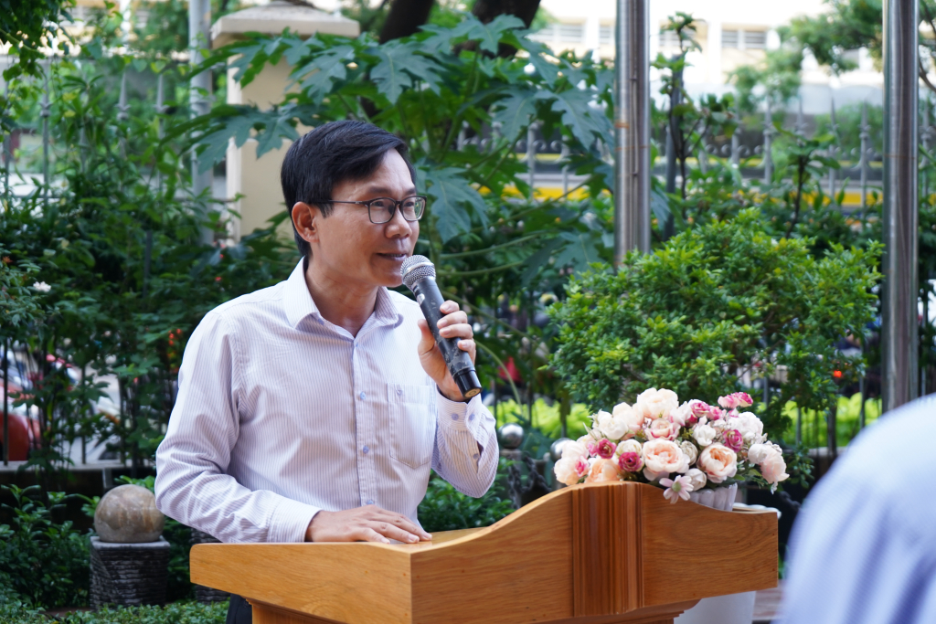 PGS.TS Phan Mạnh Hùng chủ trì Lễ chào cờ và sinh hoạt dưới cờ - Ảnh: Phạm Trí