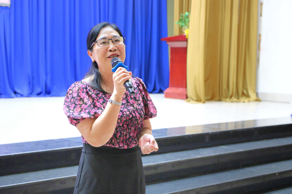 TS. Lê Thị Ngọc Điệp chia sẻ về thực trạng công tác phát triển Đảng trong sinh viên hiện nay - Ảnh: Phạm Trí