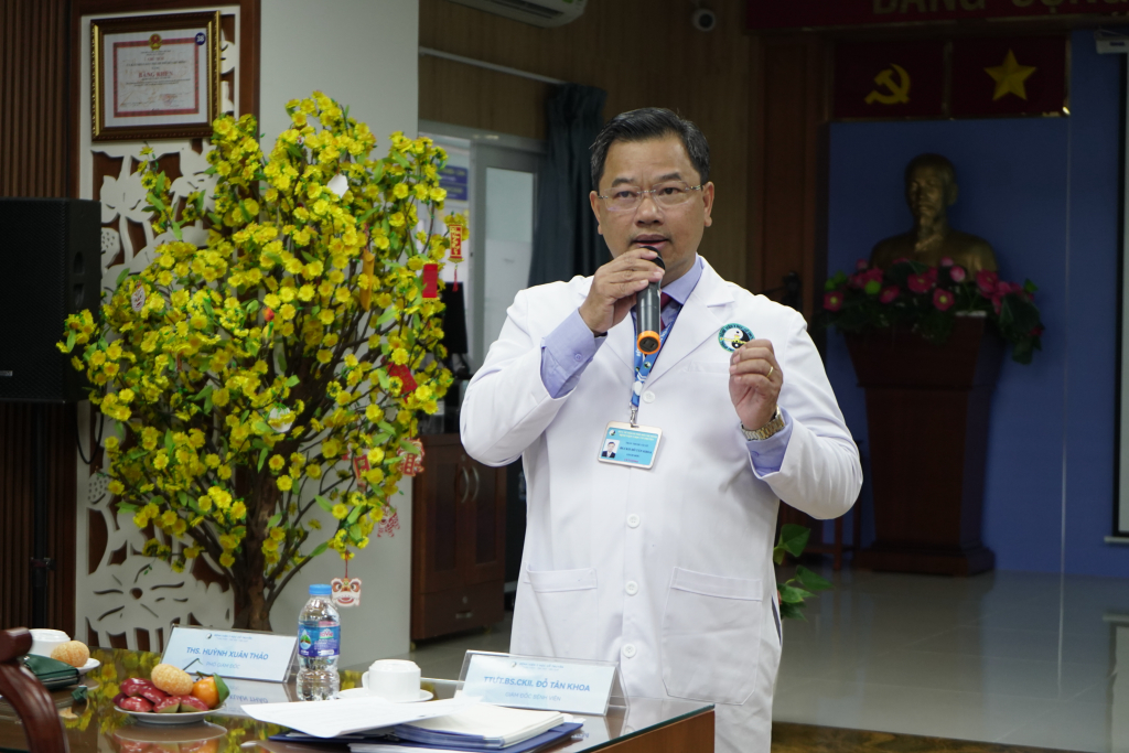 Thầy thuốc ưu tú, Bác sĩ CKII Đỗ Tấn Khoa mong muốn hợp tác với Nhà trường để thực hiện một số bài nghiên cứu khoa học - Ảnh: Phạm Trí