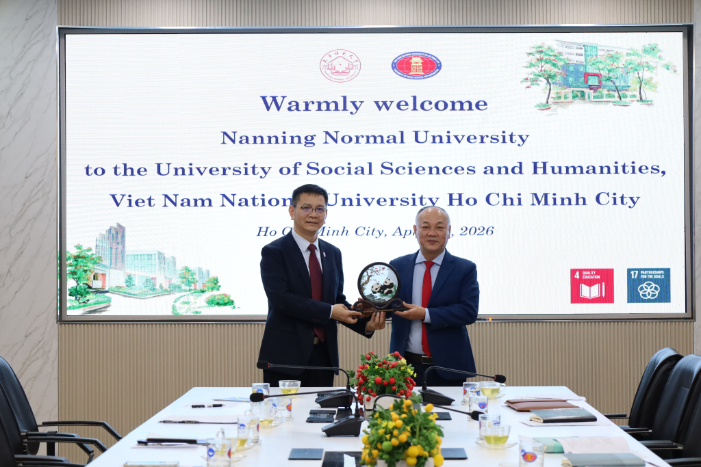TS. Guangqing gửi tặng quà lưu niệm cho TS. Phan Thanh Định
