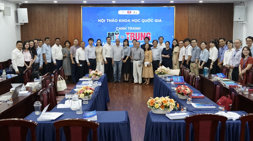 Người tham dự chụp ảnh kỷ niệm - Ảnh: Phạm Trí