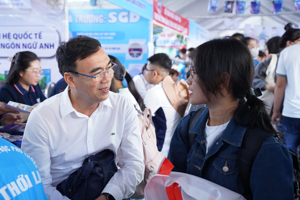 TS. Phạm Tấn Hạ khuyên các bạn học sinh cần xây dựng lộ trình ôn tập toàn diện cho cá kỳ thi sắp tới - Ảnh: HẠNH NGUYÊN