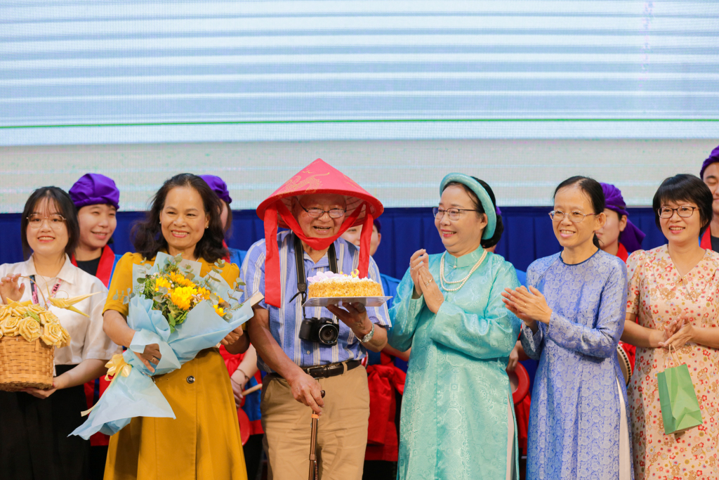 Sau chương trình, Ban tổ chức đã tổ chức sinh nhật bất ngờ dành cho ông  Ishikawa Bunyo - Ảnh: Lý Nguyên