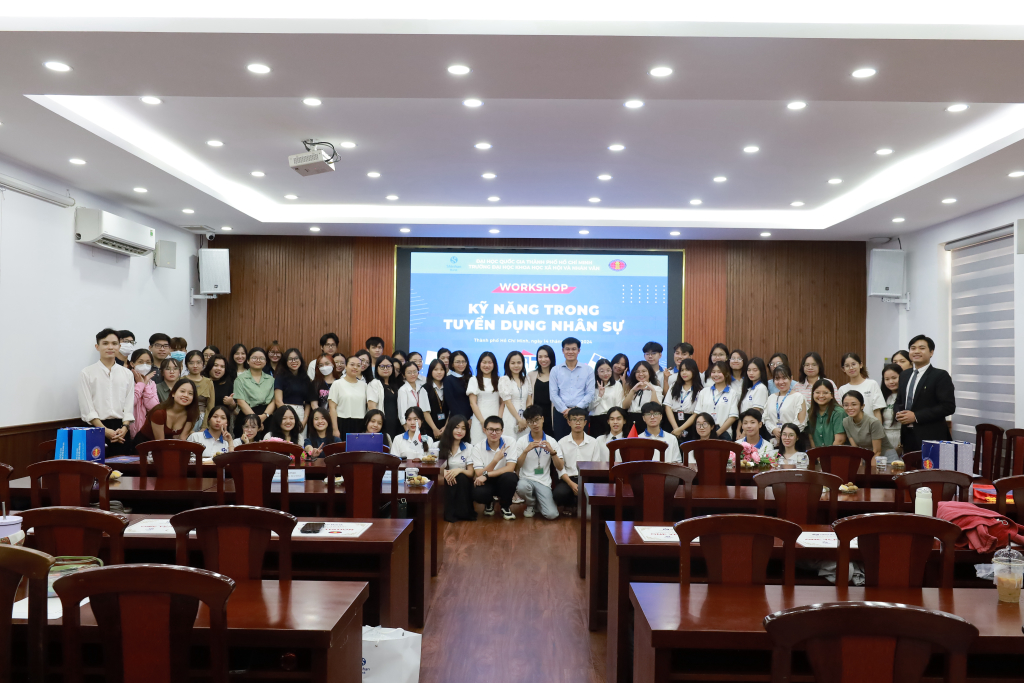 Ban tổ chức chương trình chụp hình lưu niệm cùng diễn giả và các bạn sinh viên