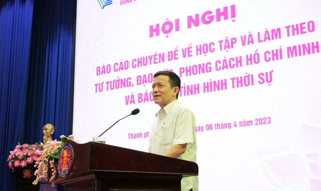 Báo cáo viên trình bày những phát hiện của mình khi nghiên cứu cuộc đời Bác - Ảnh: Hoàng Phương