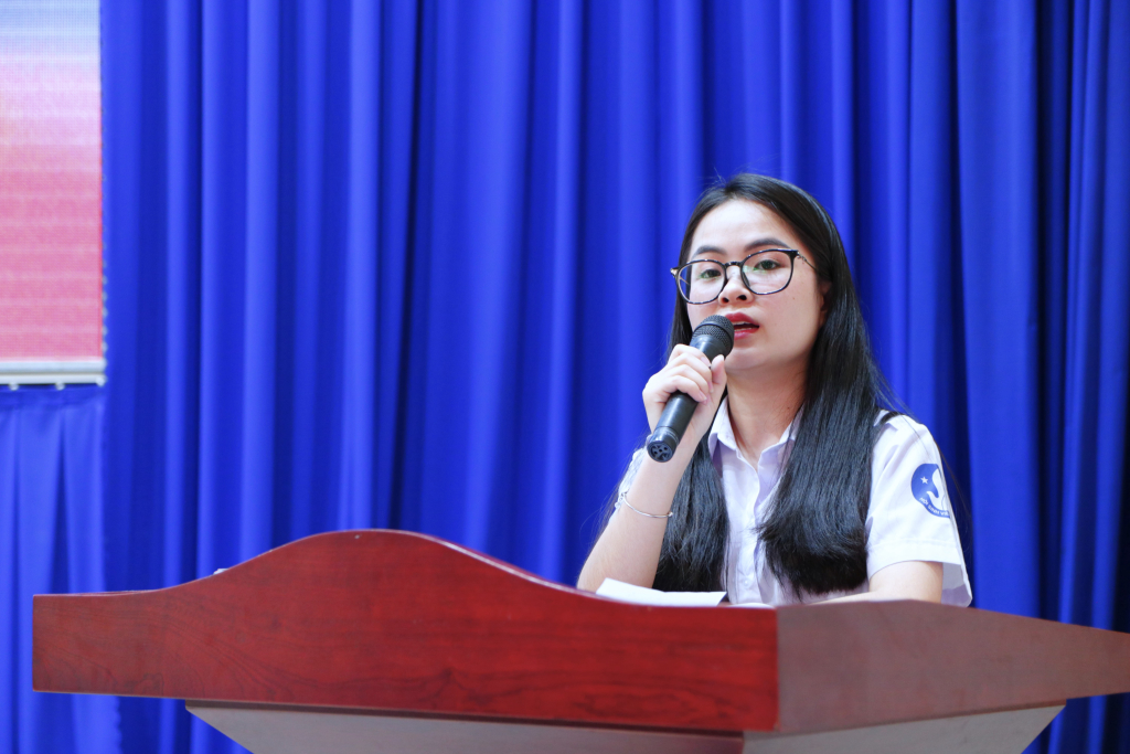 Đồng chí Nguyễn Thị Uyên báo cáo tổng kết công tác Hội và phong trào sinh viên năm 2022-2023 - Ảnh: Phạm Trí