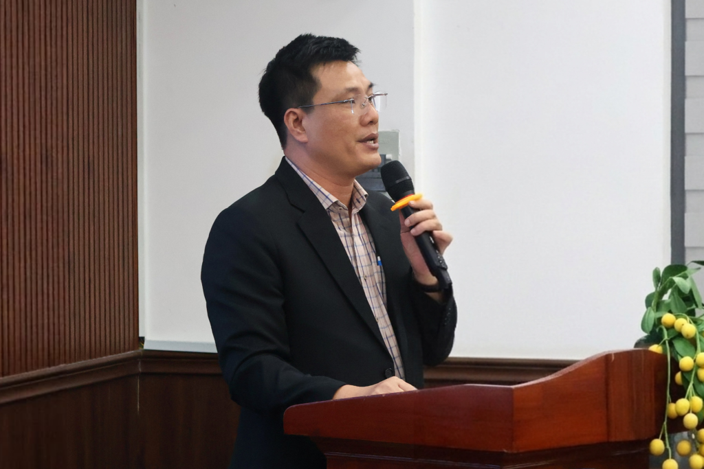 PGS.TS Lưu Văn Quyết làm rõ định hướng tăng cường hợp tác học thuật giữa Nhà trường và Quỹ Giao lưu Quốc tế Nhật Bản - Ảnh: NGUYỆT NGÂN