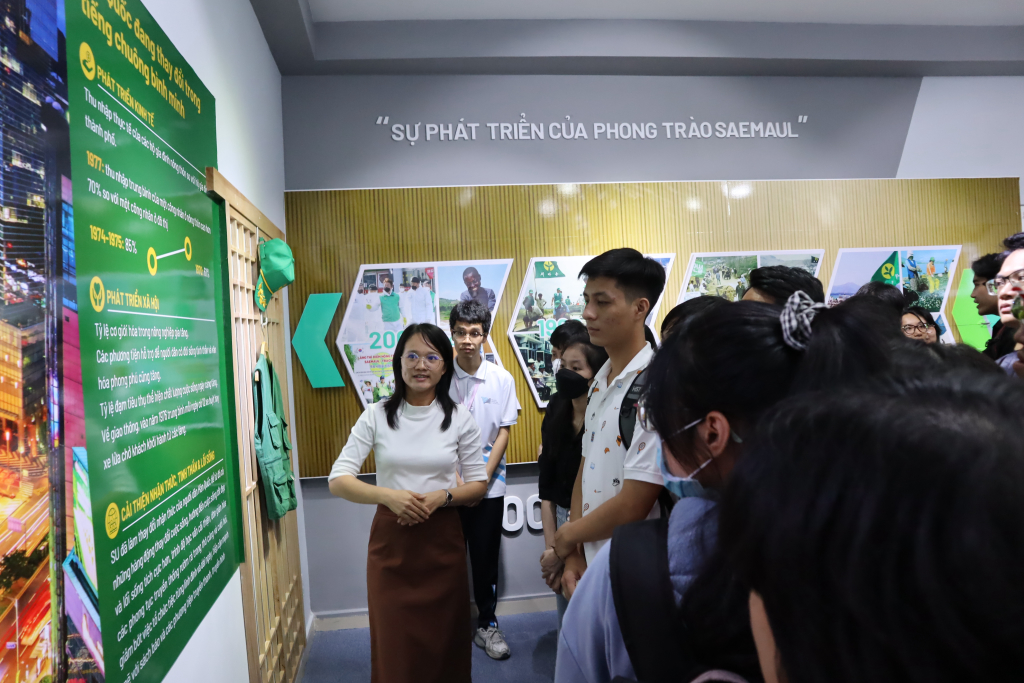 Sinh viên Trường tham quan Trung tâm Phát triển Nông thôn Saemaul Undong - Ảnh: Mỹ Hân