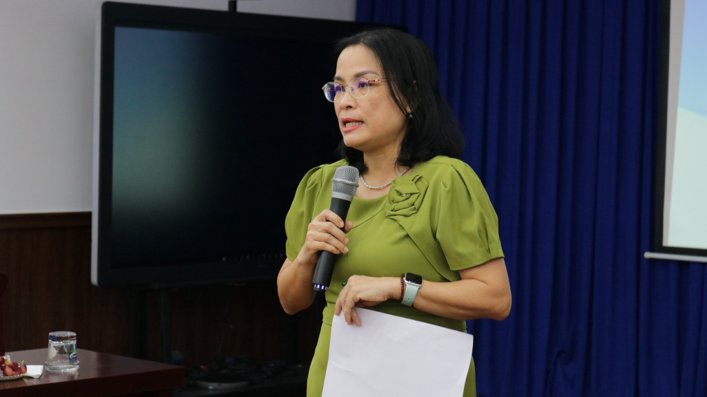 PGS.TS Ngô Thị Phương Lan - Hiệu trưởng Nhà trường chia sẻ đầy xúc động tại buổi họp mặt - Ảnh: Nhật Ánh