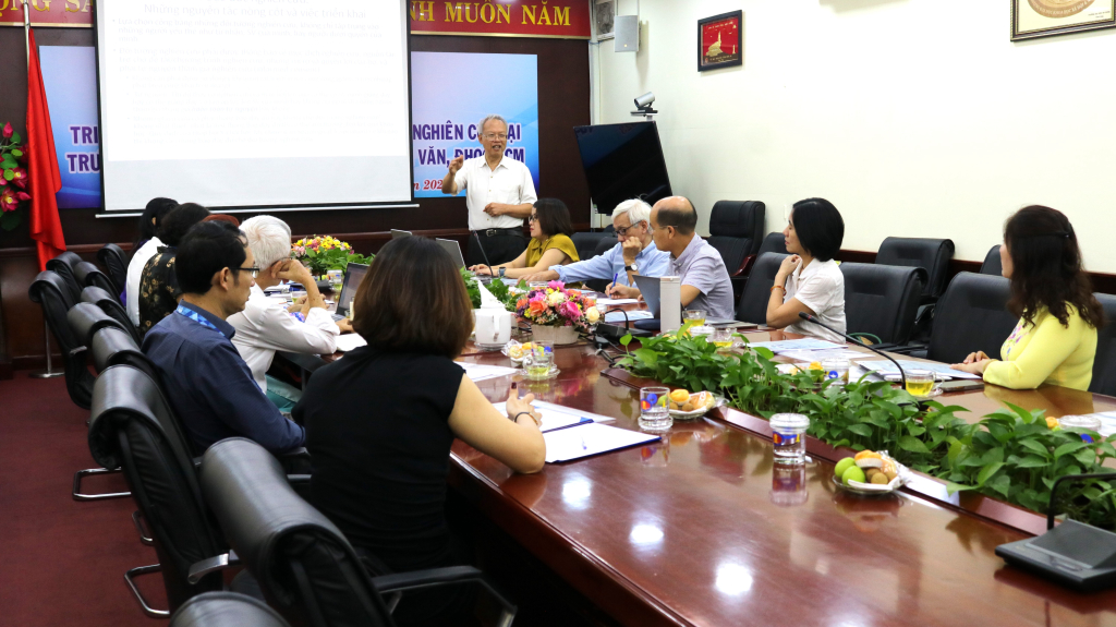GS.TS Lương Văn Hy trình bày tham luận tại tọa đàm - Ảnh: Nhật Ánh