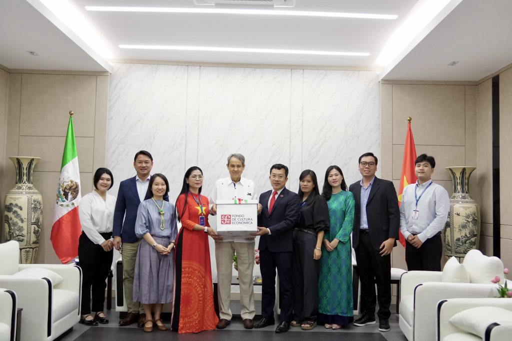 Đại sứ Alejandro Negrín trao tặng Trường ĐH KHXH&NV những đầu sách văn học Mexico, thể hiện sự kết nối văn hóa và tri thức giữa hai quốc gia - Ảnh: KHÁNH MY