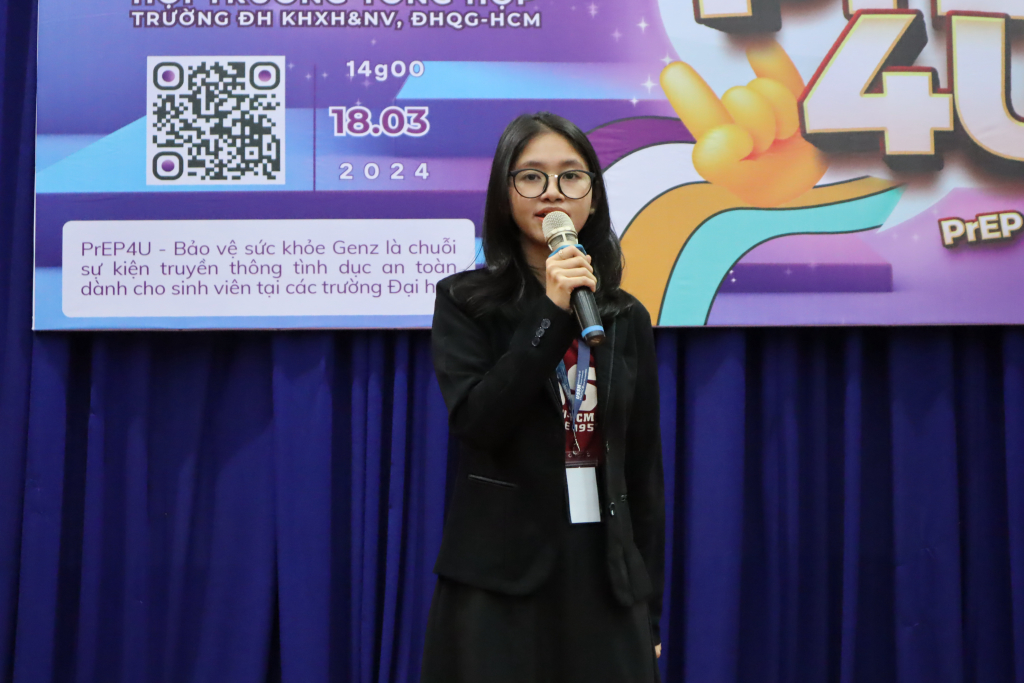 Chị Nguyễn Ngọc Diệu - đại diện Trung tâm ACSS giải đáp thắc mắc cho các bạn học sinh - Ảnh: Nhật Ánh