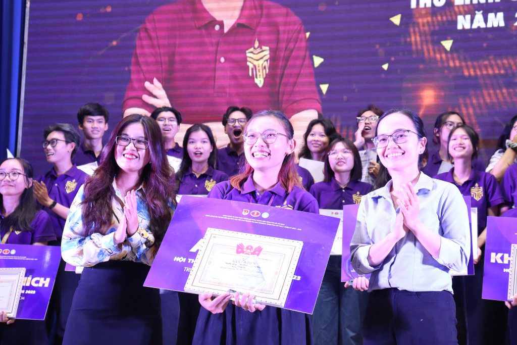 Đồng chí Ông Thị Ngọc Linh - Ủy viên Ban Thường vụ Thành Đoàn, PGĐ Nhà Xuất bản Trẻ, Nguyên Phó Chủ tịch Thường trực Hội Sinh viên TP.HCM cùng ThS Nguyễn Thị Ngọc Khánh - Phó Trưởng Phòng Truyền thông và Quan hệ doanh nghiệp, Bí thư Đoàn trường trao giải Á Quân cho thí sinh Văn Hoàng Quý Phi - Ảnh: Phương Khanh 