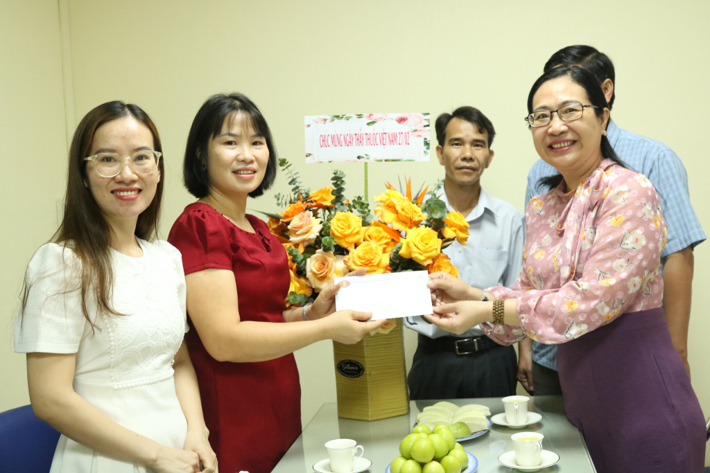 TS. Lê Thị Ngọc Điệp thăm hỏi và động viên tinh thần cán bộ Phòng Y tế - Ảnh: Nhật Ánh