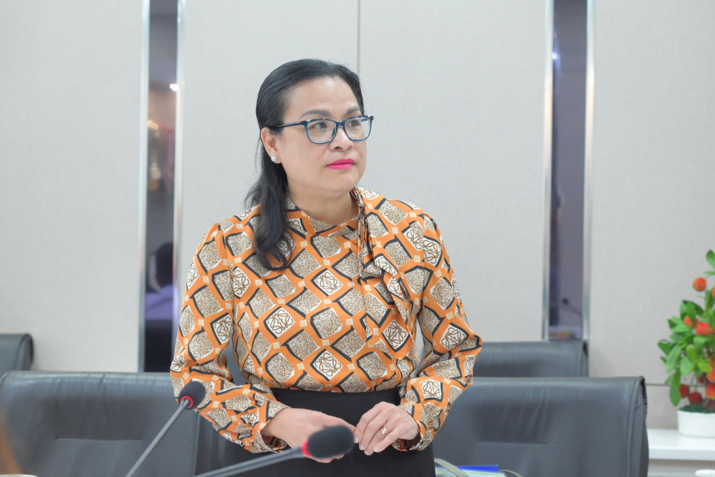 Đ/c Ngô Thị Phương Lan gửi lời chúc mừng đến Lực lượng tự vệ Trường - Ảnh: NHƯ Ý