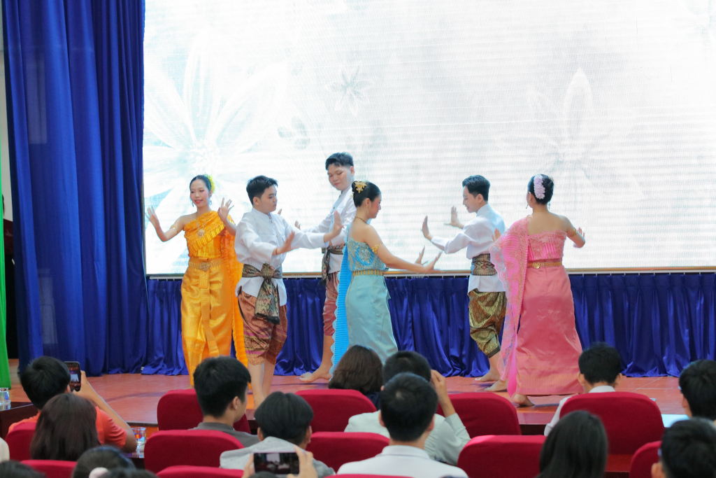 Màn múa Songkran do sinh viên bộ môn Thái Lan học trình diễn, tái hiện sinh động tinh thần lễ hội và vẻ đẹp văn hoá truyền thống của xứ sở chùa Vàng - Ảnh: LÝ NGUYÊN