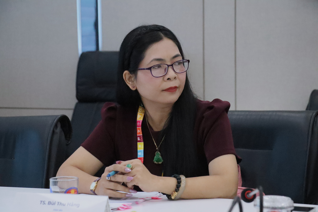 TS. Bùi Thu Hằng cho rằng cần giải quyết ba bài toán: bản quyền, chuyên môn xuất bản, chi phí - Ảnh: MỸ HƯỜNG