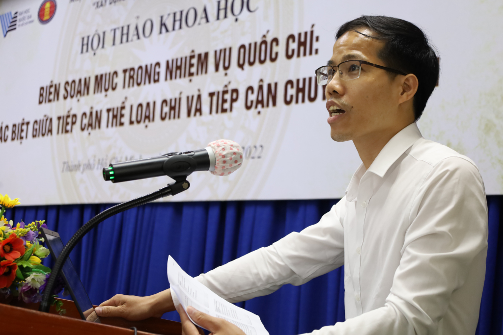 “Khách quan, trung tính là hai vấn đề quan trọng đầu tiên khi nhắc đến chí”. Đó là nội dung chính trong phần trình bày của PGS. TS Lưu Quốc Đạt – Phó Chủ nhiệm Khoa Kinh tế phát triển, Trưởng Đại học Kinh tế, ĐHQGHN; Thành viên Ban Thư ký Nhiệm vụ Quốc chí. Cụ thể, các nhà khoa học khi thực hiện biên soạn cần chú ý các nội dung trong bộ quy chuẩn. (Ảnh: Tuyết Hồng)