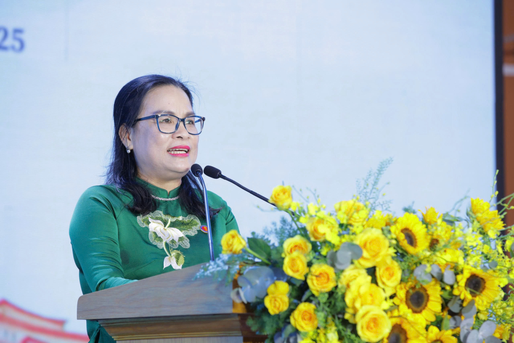 GS.TS Ngô Thị Phương Lan nhấn mạnh về ba giá trị cốt lõi mà Nhà trường luôn theo đuổi: Trách nhiệm - Đồng hành - Chia sẻ trong bài phát biểu - Ảnh: CLB TRUYỀN THÔNG INFO PLUS