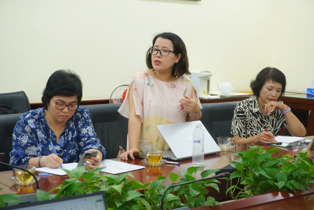 Các thầy cô tham gia thảo luận, thiết kế khung chương trình mới - Ảnh: Ngọc Bích